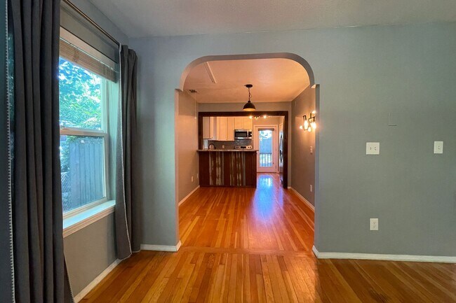 Building Photo - Charming Kenton Bungalow with Large Fenced Yard, Central A/C, Washer/Dryer