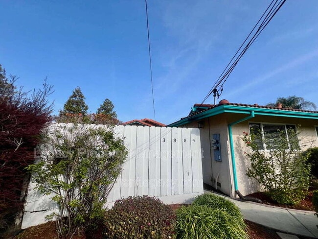 Building Photo - 3884 Bayview Cir