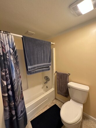 Building Photo - 102 Longmeadow Ln