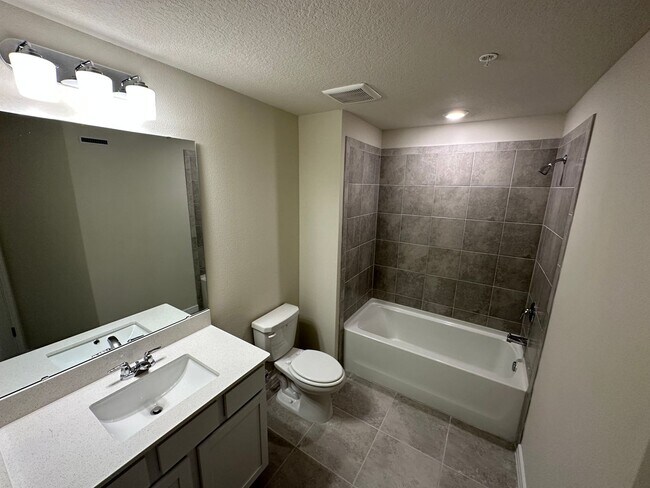 Building Photo - 3 Bedroom, 2.5 Bath Town Home in Winter Park!