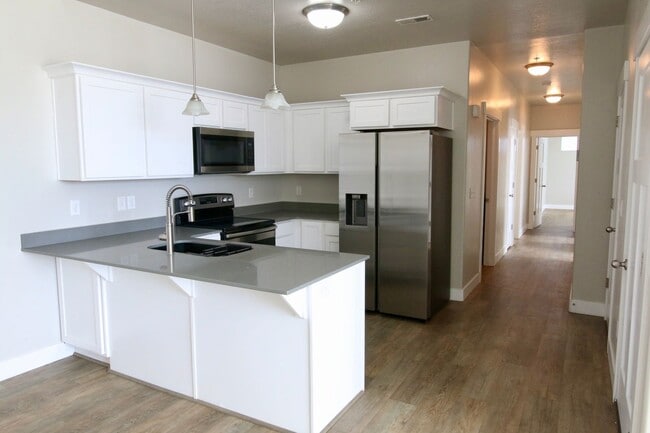 Building Photo - Lovely Top Level Condo For Rent