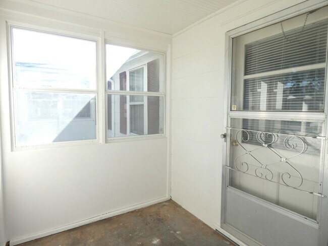Building Photo - Beautiful Duplex in North Kansas City!