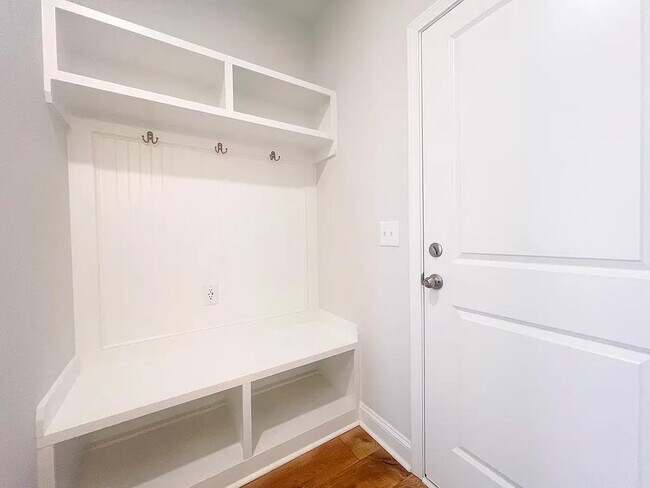 Building Photo - 1105 Cortland Vly