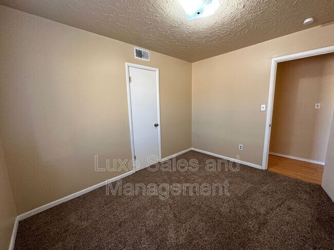 Building Photo - 116 W Rose Dr