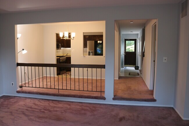 Building Photo - 17 Saxonney Cir