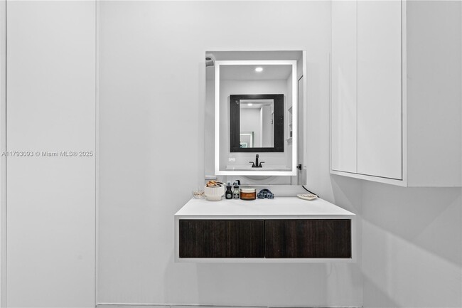 Building Photo - 1408 Brickell Bay Dr