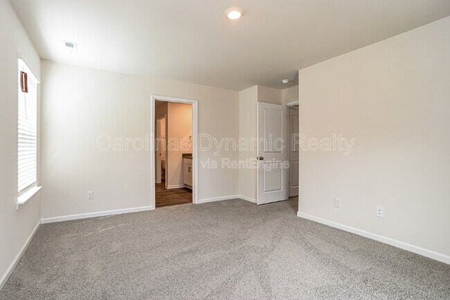 Building Photo - 1365 37th Ave Lane NE