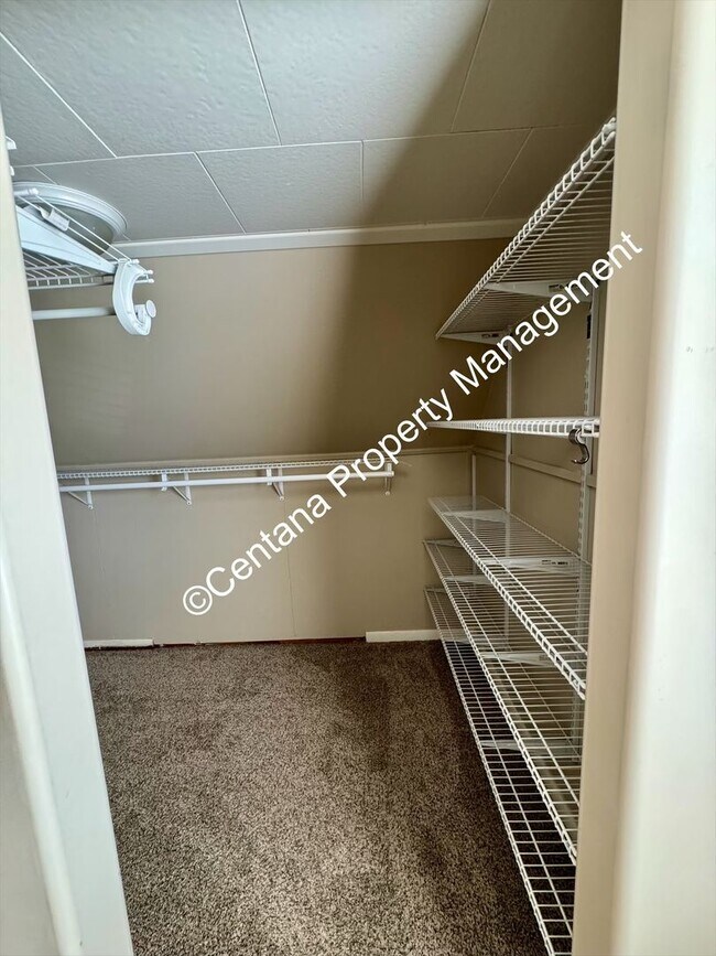 Building Photo - $500 off first months rent on 3 bed 2 bath...