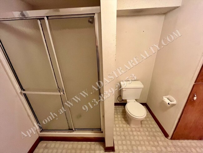 Building Photo - Darling 4 Bed 2 Bath Ranch in Olathe-Available NOW!!