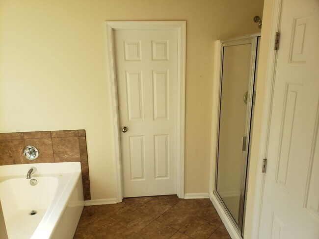 Building Photo - WOODBRIDGE POINTE