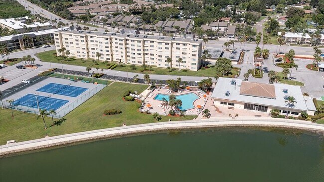 Building Photo - 4775 Cove Cir