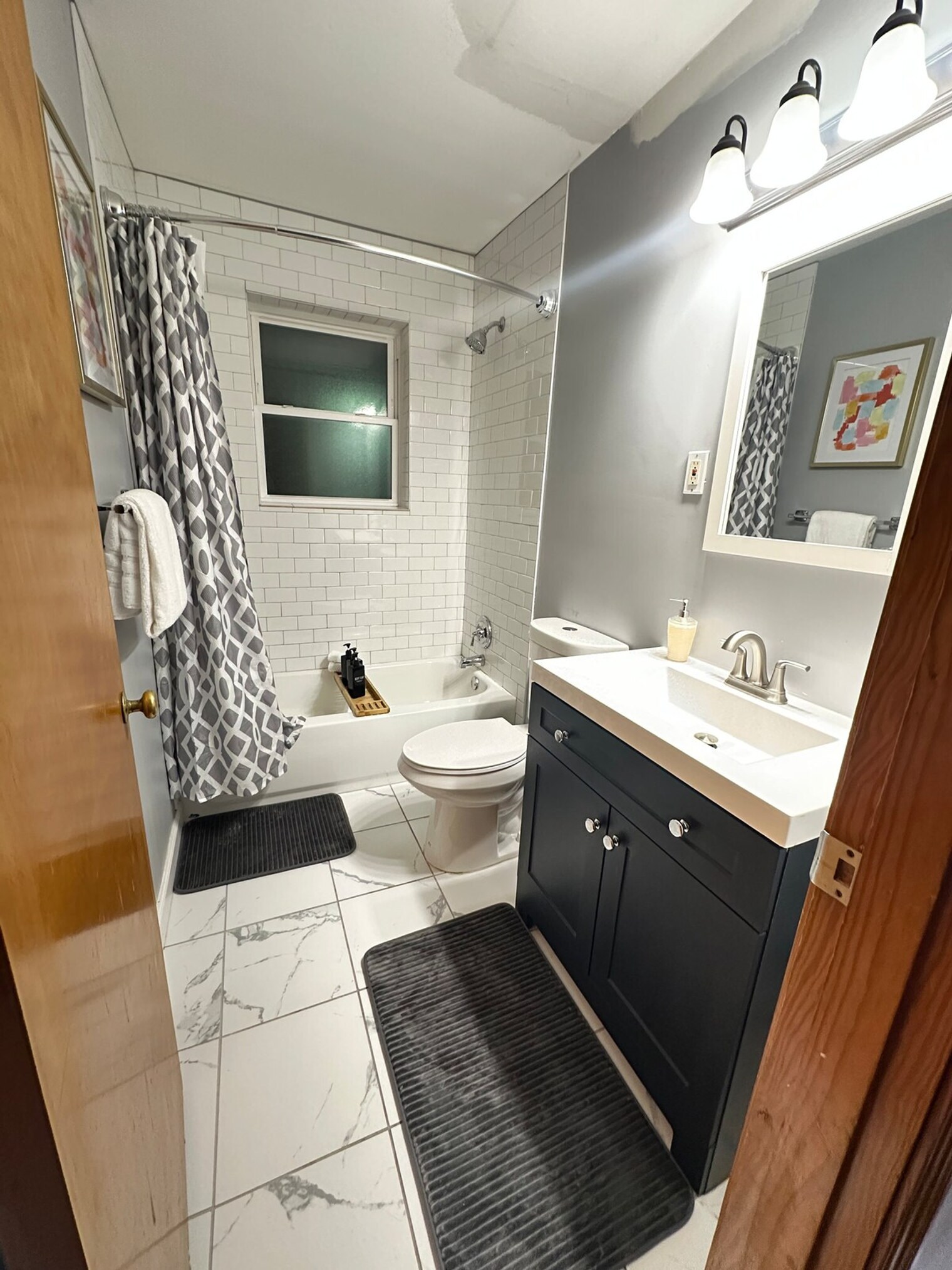 Building Photo - 7047 Hampton Ave