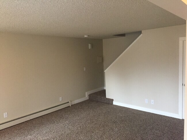 Building Photo - Updated 2 Bedroom Townhome for Rent in Loveland: Shared Garage, Patio, Washer/Dryer Hookups