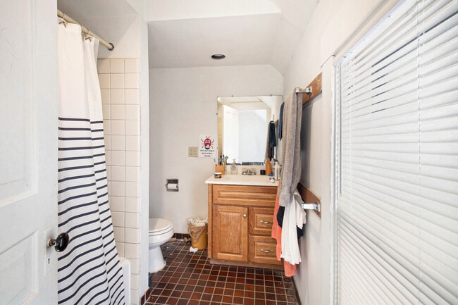 Building Photo - 716 e kingsley-