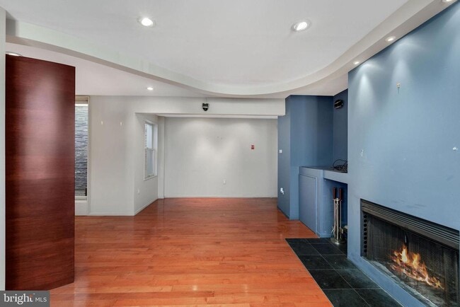 Building Photo - 721 D St NE