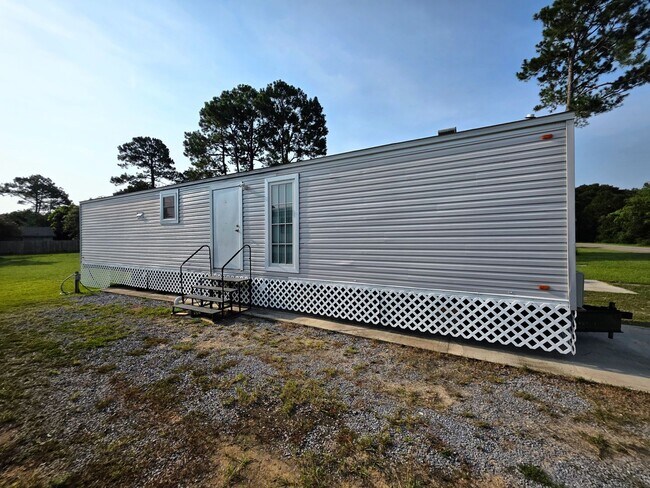 Building Photo - 8676 Sharon Ln