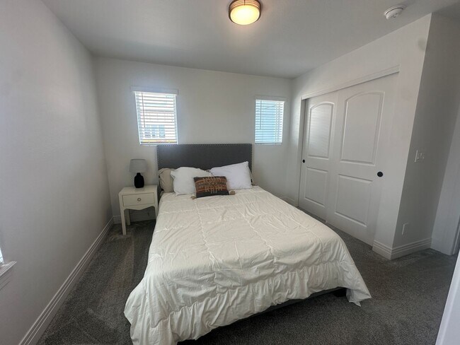 Building Photo - End unit Townhouse in Victory Ridge