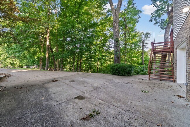 Building Photo - Pet Friendly Three Bedroom!