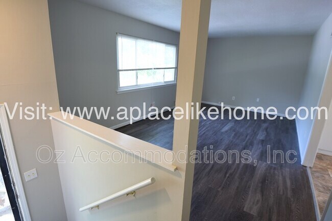 Building Photo - 5521 Perry Ln