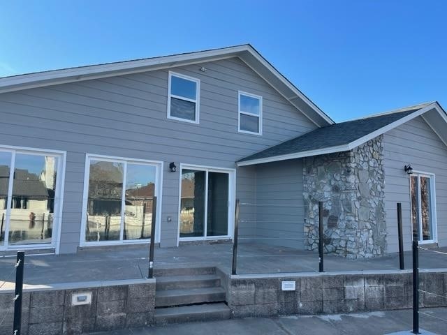 Building Photo - 3642 Lakeshore Dr
