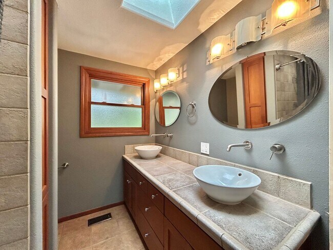 Building Photo - Tranquil Environment: 3 Bed, 1 Bath House