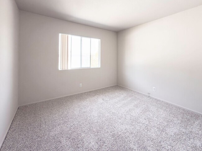 Building Photo - RARE 6 BEDROOM HOME FOR RENT IN OPTIMUM LO...