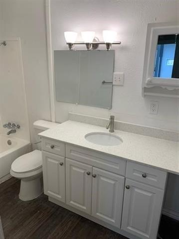 Building Photo - 1102 E Lamar St