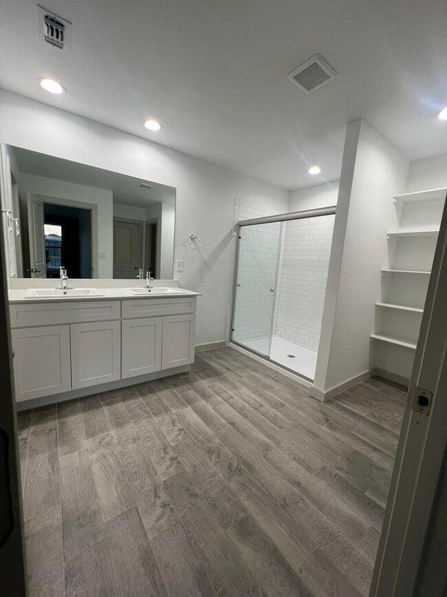 Building Photo - 10518 Aberdeen Ave