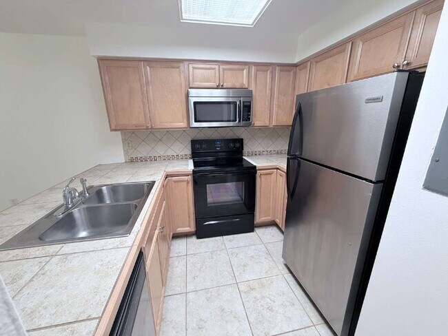 Building Photo - 2 Bedroom Condo on a Corner Lot Available for Rent
