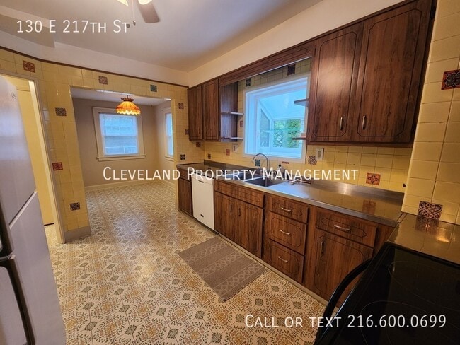 Building Photo - 130 E 217th St