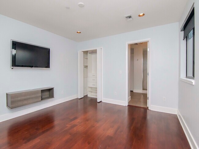 Building Photo - 213 S Moody Ave