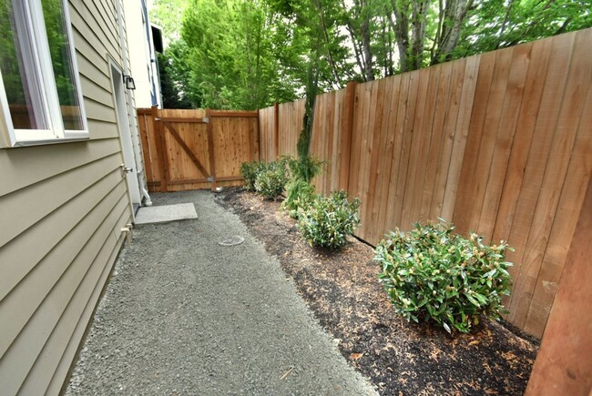 Building Photo - 3Bd/2.5Ba Monroe Townhouse