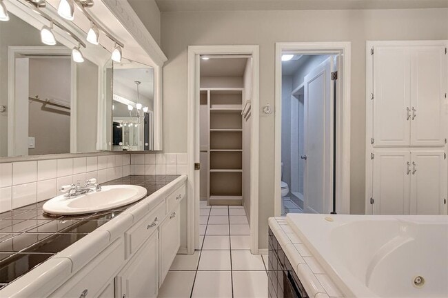 Building Photo - 9009 Lakeaire Dr