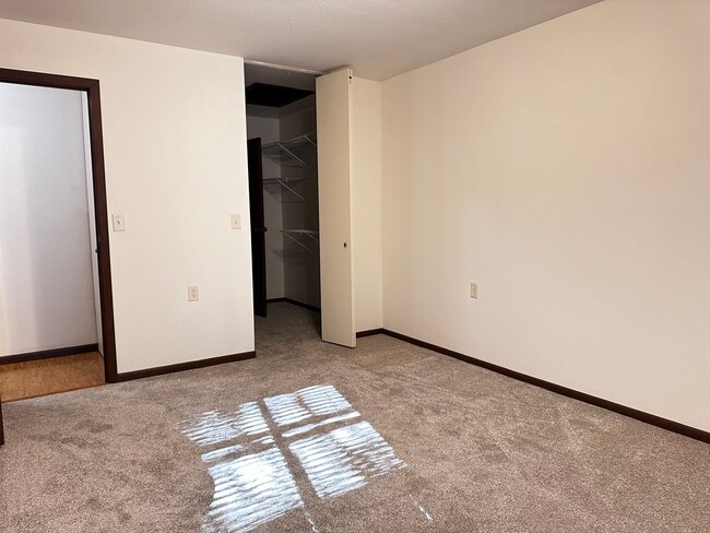 Building Photo - Spacious 2 bed 1.5 bathroom Condominium