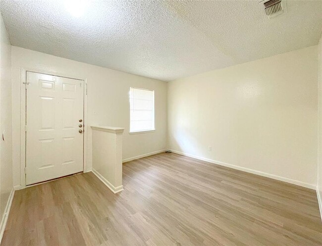 Building Photo - 904 N Meadows Dr