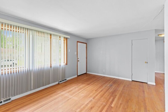 Building Photo - 515 Topaz Ave