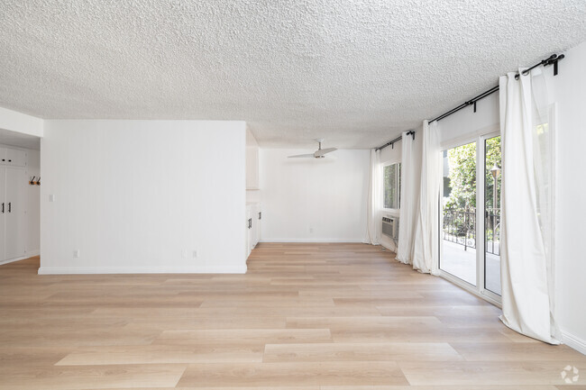 2BR, 2BA - 1,000SF - Living Room - 10844 Rose Ave