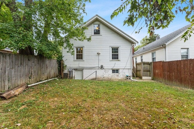 Building Photo - MADISONVILLE - Charming 3+ Bed Cape Cod