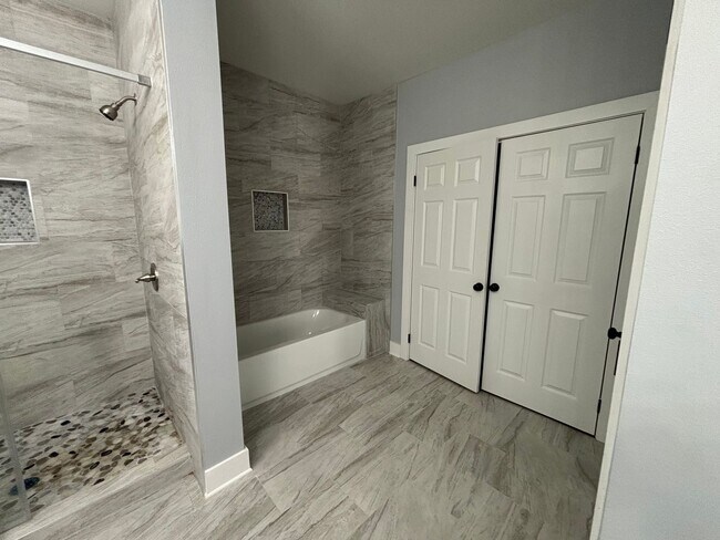 Building Photo - 5 bedrooms!! Remodeled top to bottom!