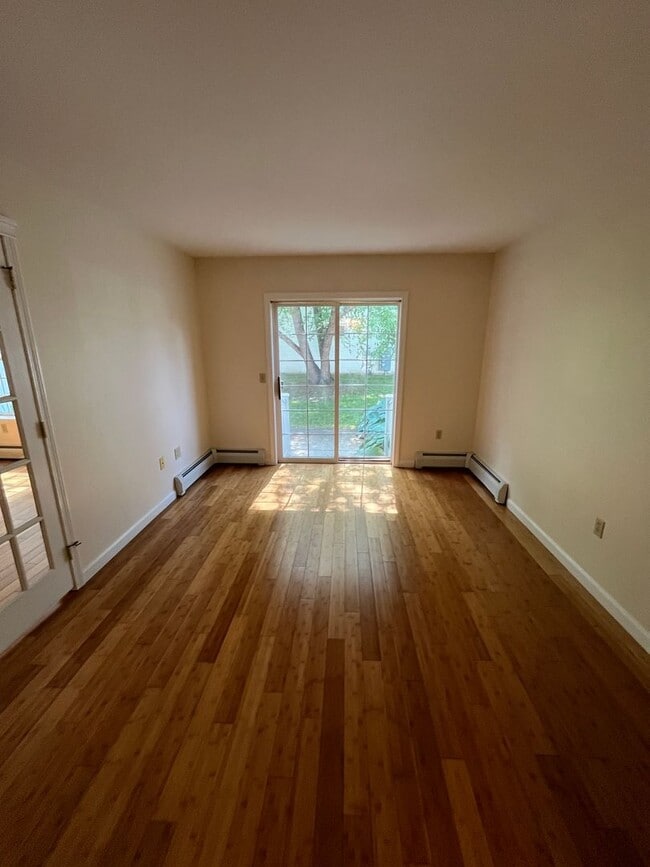 Building Photo - Spacious  South Burlington Townhouse for Rent - Available 7/1