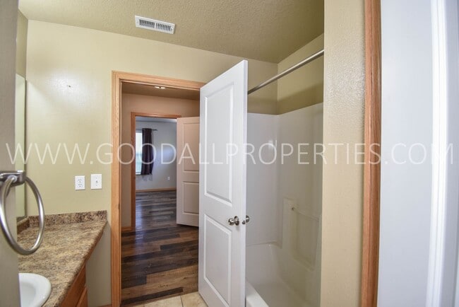 Building Photo - 3 Bedroom, 2.5 Bath 1 1/2 story first floor master suite -Townhome in Urbandale with 2-Car attach...