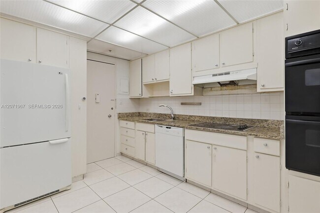 Building Photo - 5055 Collins Ave