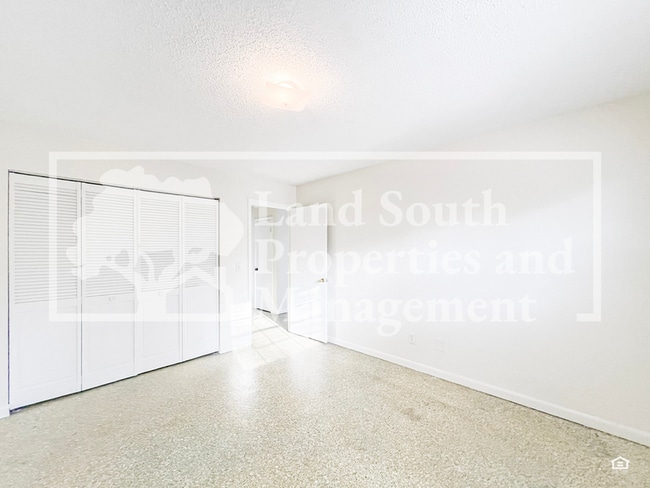 Building Photo - 5852 Olender Dr