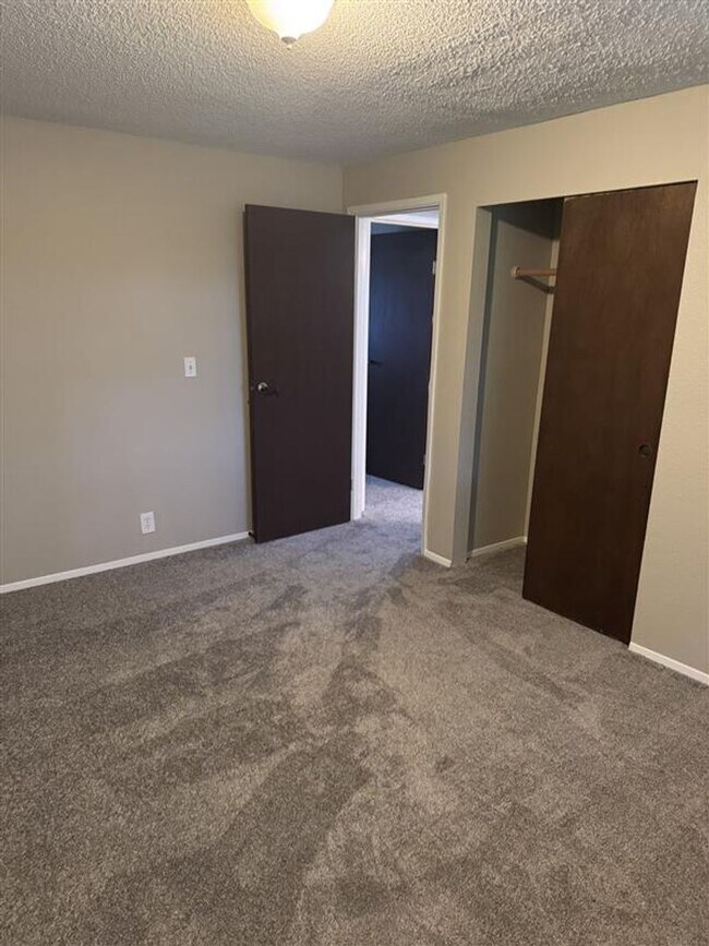 Building Photo - Beautiful 5 Bed 2 & 3/4 Bath home in Tacoma