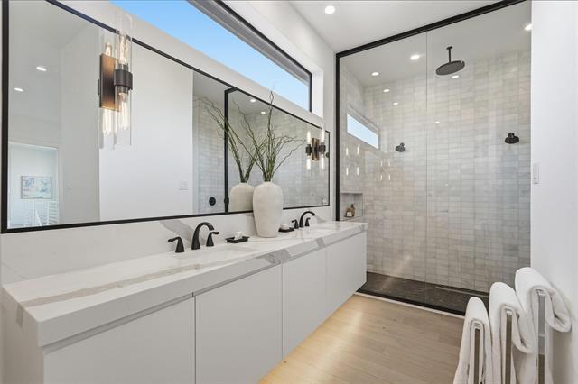 Building Photo - 3633 Thedford Ave