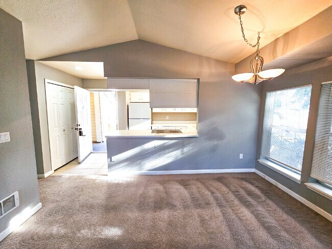 Building Photo - Coming Soon! Cozy top floor 2 Bed, 2 Bath ...