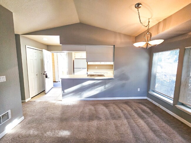 Building Photo - Great Value! Cozy top floor 2 Bed, 2 Bath ...