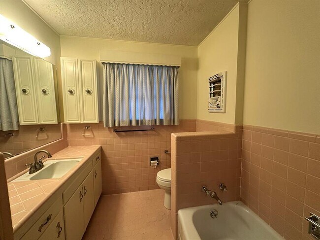 Building Photo - 1575 Longfellow Dr