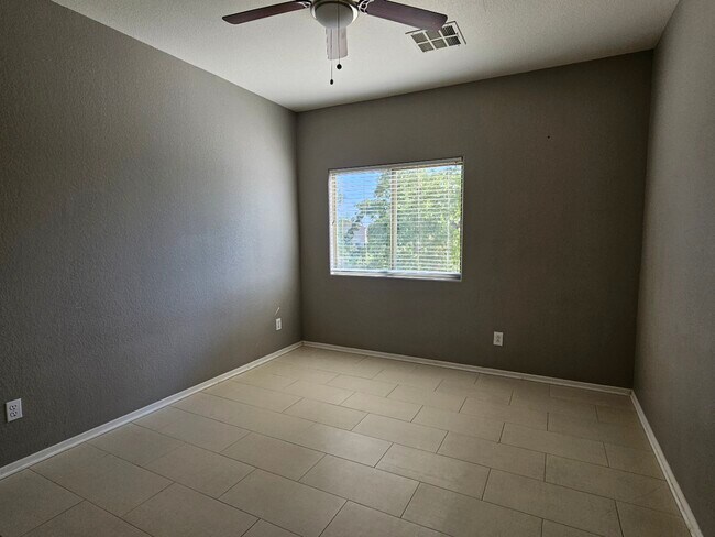 Building Photo - 5910 E Valley View Dr