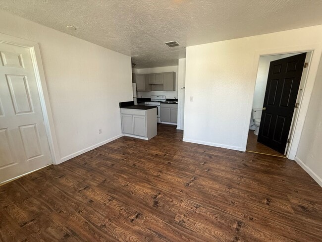 Building Photo - Big style, small footprint—ALL UTILITIES INCLUDED